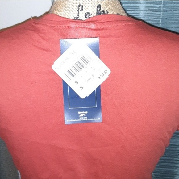 Reebok Small Fit Fierce Female Graphic T-Shirt NWT - Picture 2 of 5